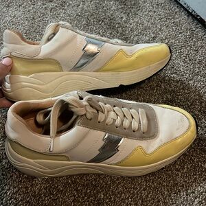 Tennis shoes